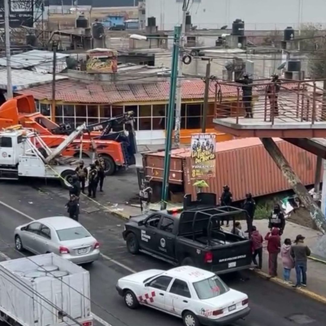 Tráiler Vuelca y Aplasta a Mototaxi con Estudiantes en Toluca; Hay Un Muerto
