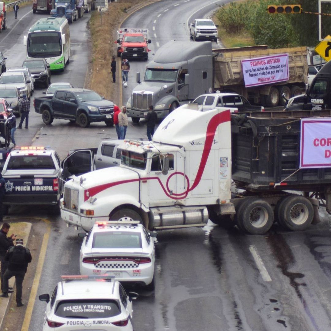 Un tráiler bloquea el paso a automovilistas en la carretera México-Pachuca