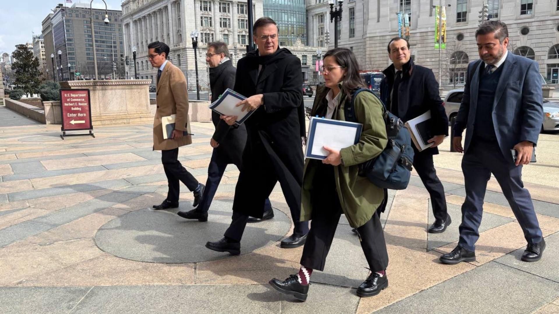 Marcelo Ebrard y su comitiva al salir de reunión en Washington