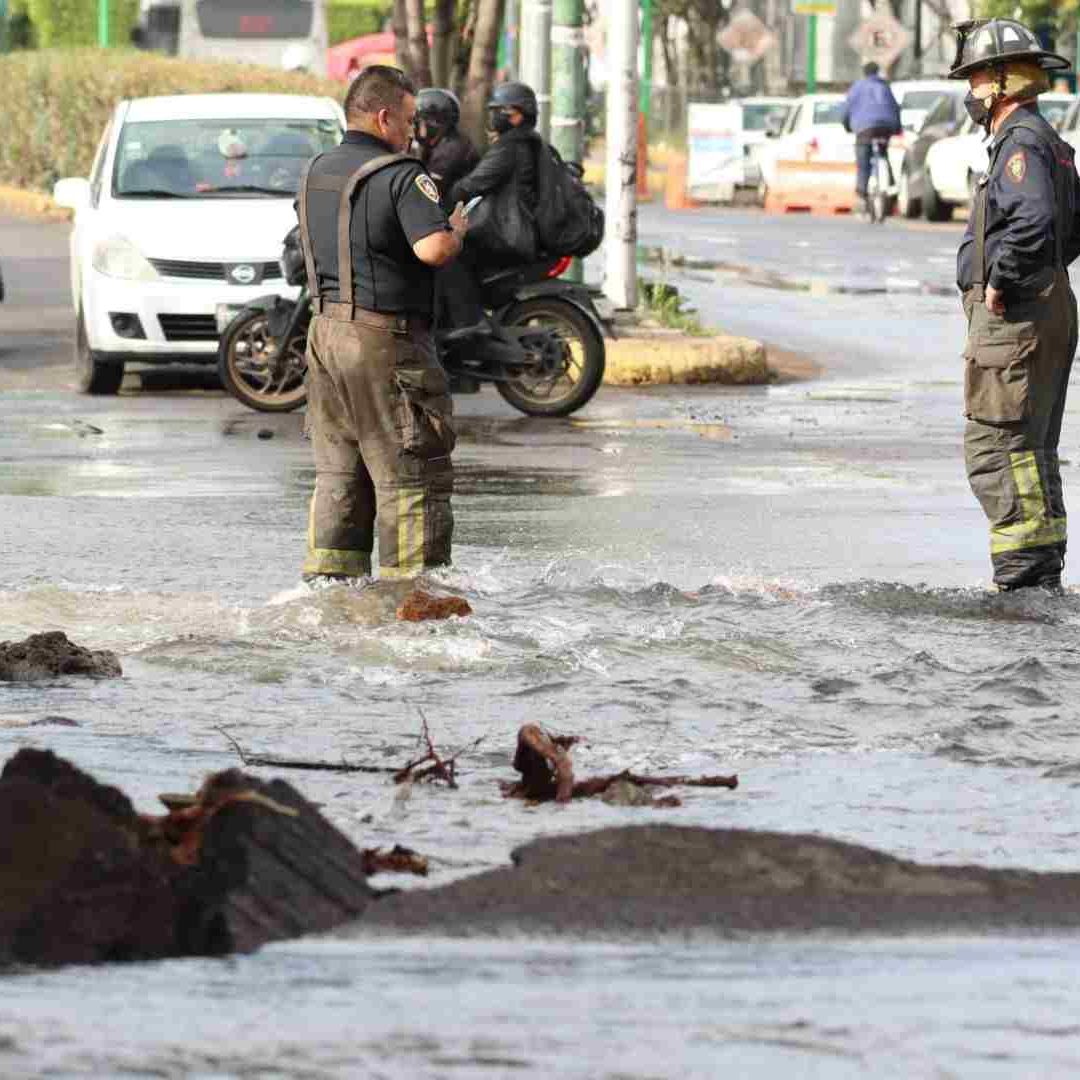 Trabajadores reparan fuga de agua en Iztapalapa.