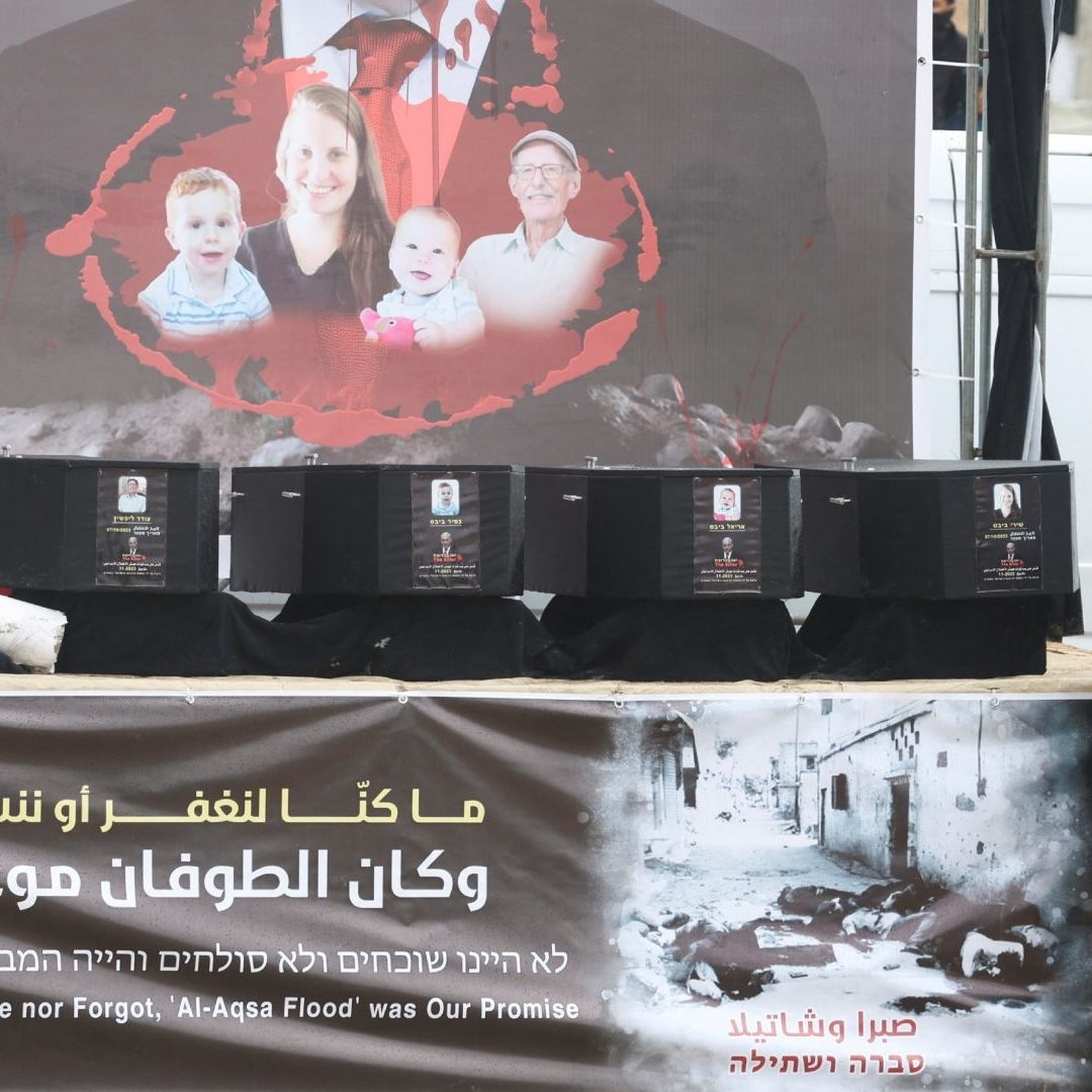 Alto al Fuego: El Grupo Islamista Hamás Entrega los Cadáveres de Cuatro Rehenes