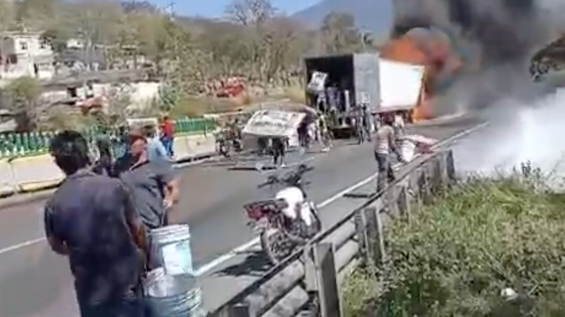 Accidente en autopista Orizaba-Puebla: tráiler cae a patio de vivienda