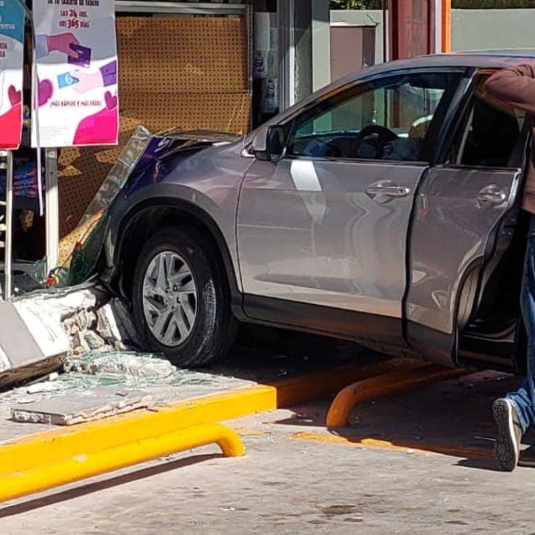 Abuelita Provoca Fuerte Accidente Porque Se le Atoró el Tapete del Auto en el Freno