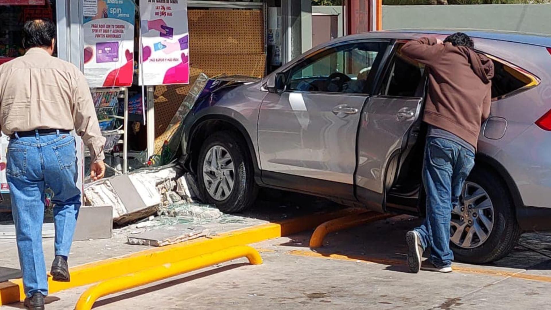 Abuelita Provoca Fuerte Accidente Porque Se le Atoró el Tapete del Auto en el Freno