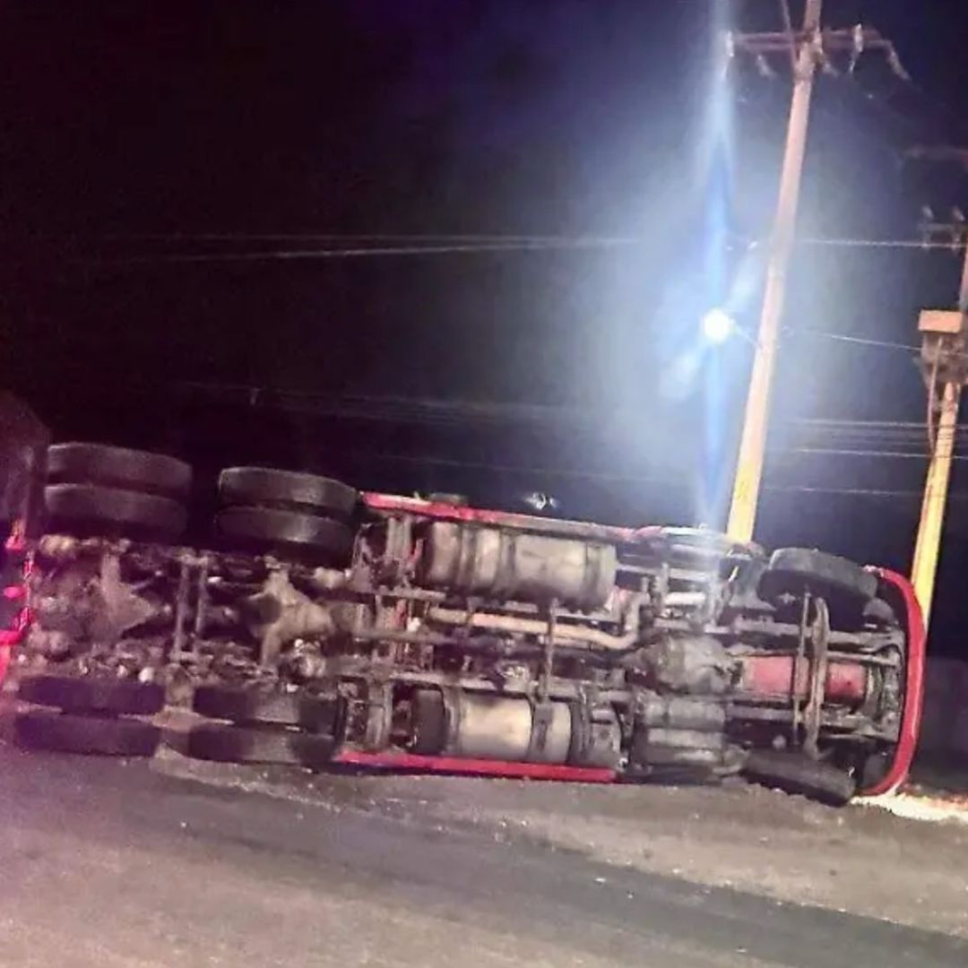 Balacera y Persecución Termina con Tráiler Robado Volcado en Tecamachalco Puebla