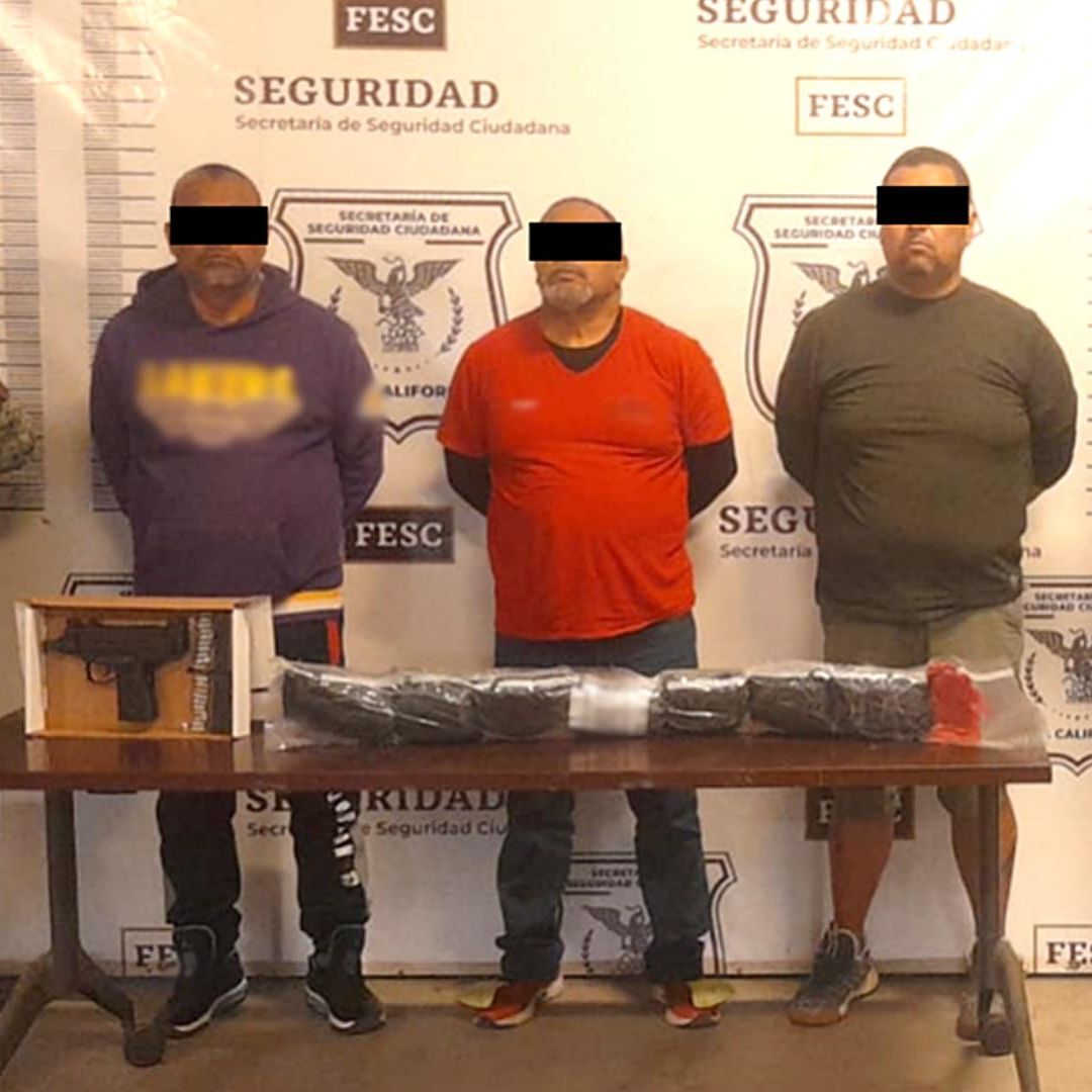 Militar y policía escoltan a tres detenidos con armas en Baja California