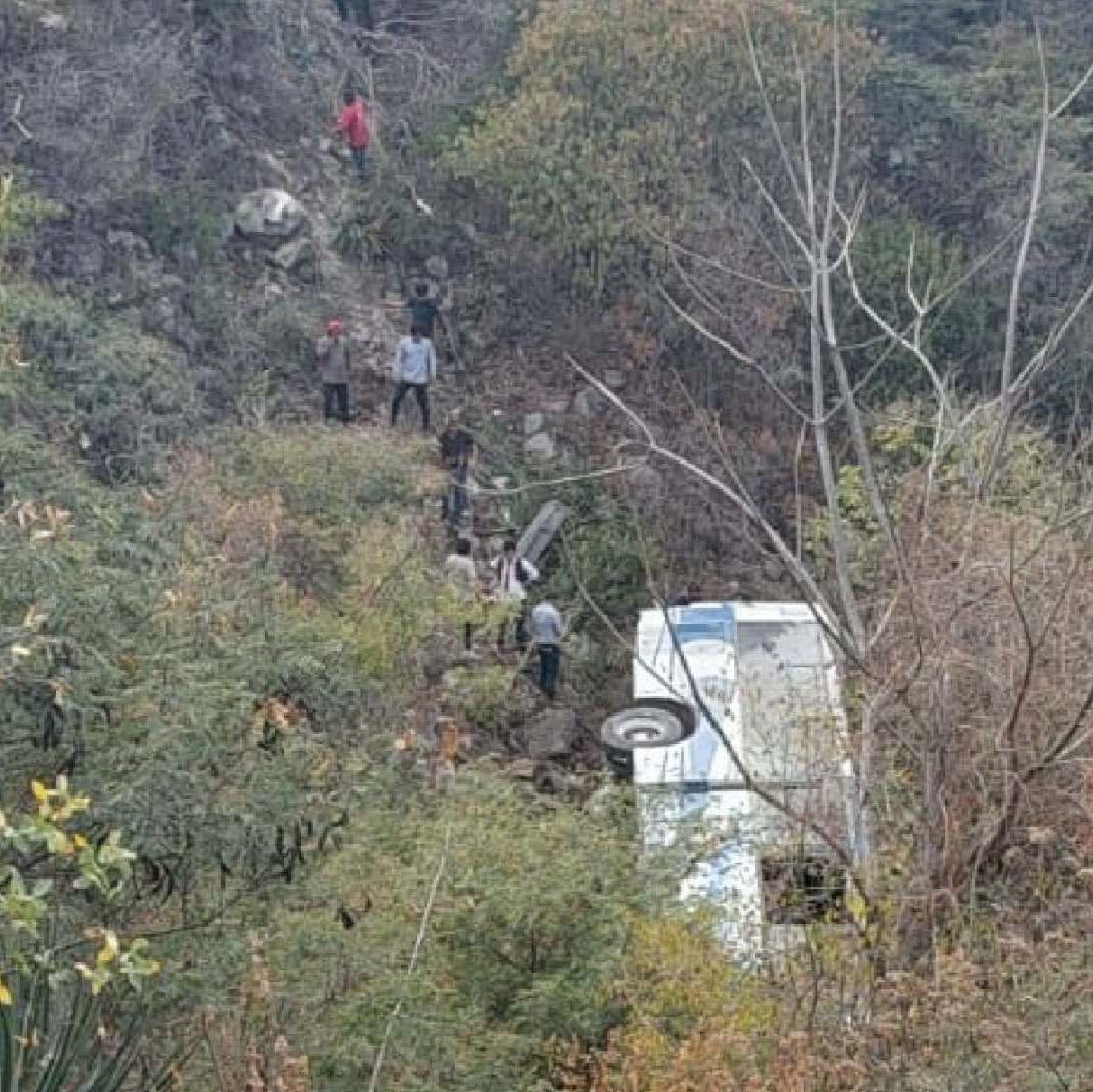 El camión salió del camino y cayó a un barranco en el municipio de Tepexi de Rodríguez en Puebla.
