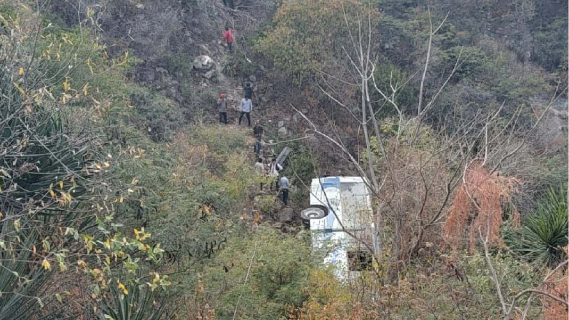 El camión salió del camino y cayó a un barranco en el municipio de Tepexi de Rodríguez en Puebla.