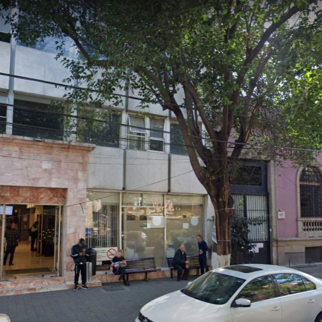 Servicios de emergencia de la CDMX atendieron el caso de un trabajador que cayó de un elevador en una funeraria. Foto: Google Maps
