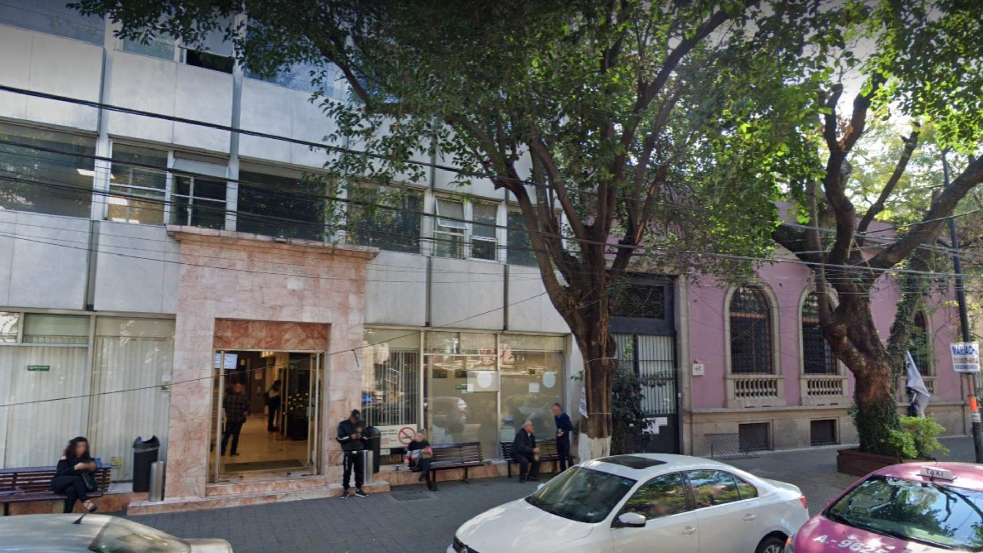 Servicios de emergencia de la CDMX atendieron el caso de un trabajador que cayó de un elevador en una funeraria. Foto: Google Maps