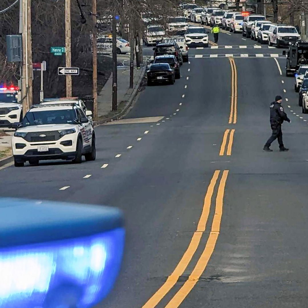 Tres policías fueron baleados hoy, 14 de febrero de 2024, en Washington y un cuarto recibió heridas leves cuando respondían a un tiroteo