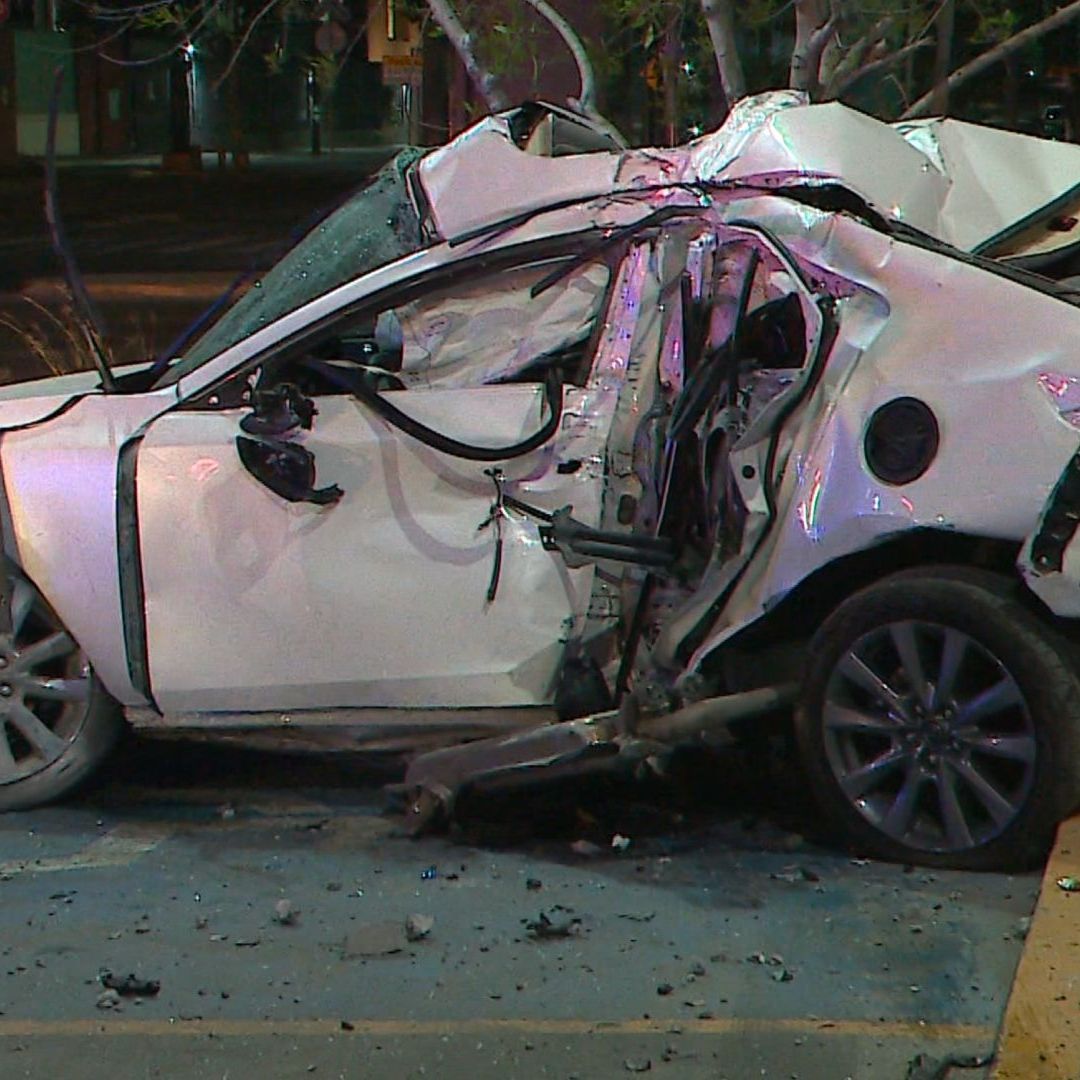 El automóvil quedó completamente destrozado.