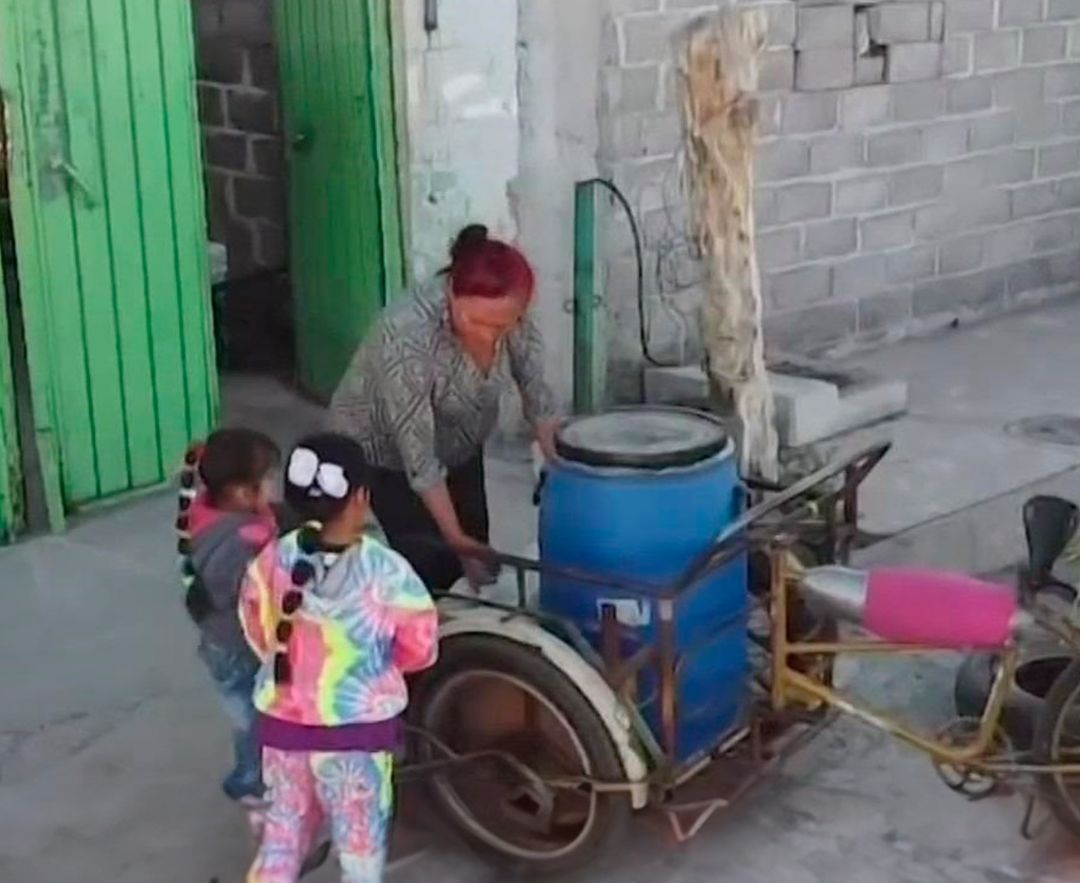 Niños afectados por falta de agua en sus escuelas.