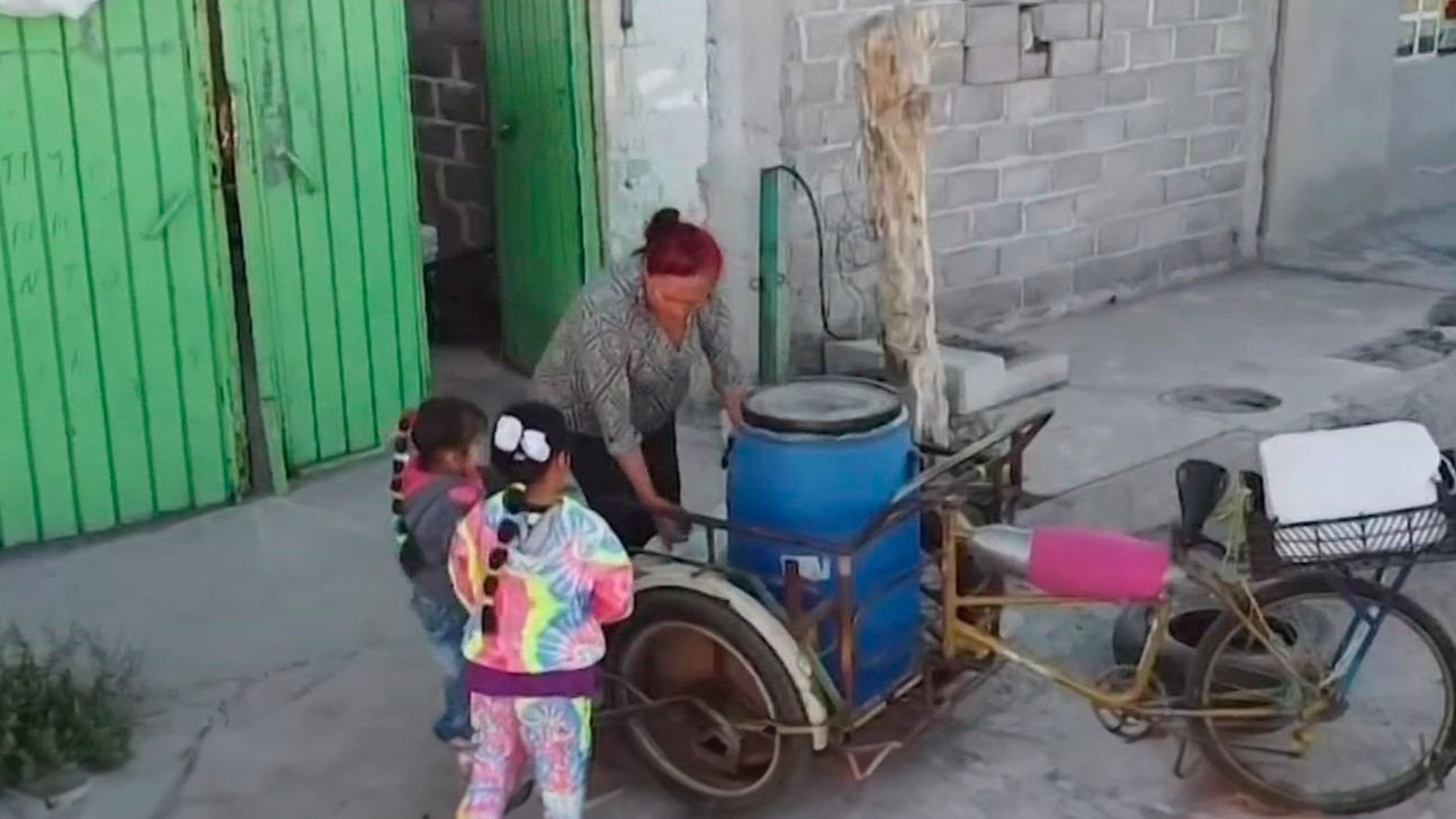 Niños afectados por falta de agua en sus escuelas.