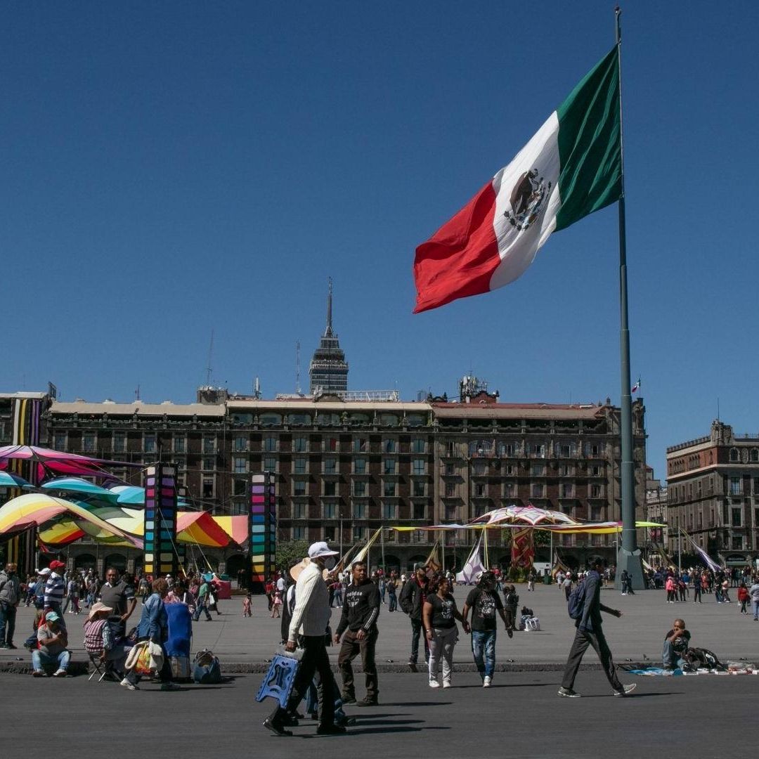 Personas en el Zócalo capitalino