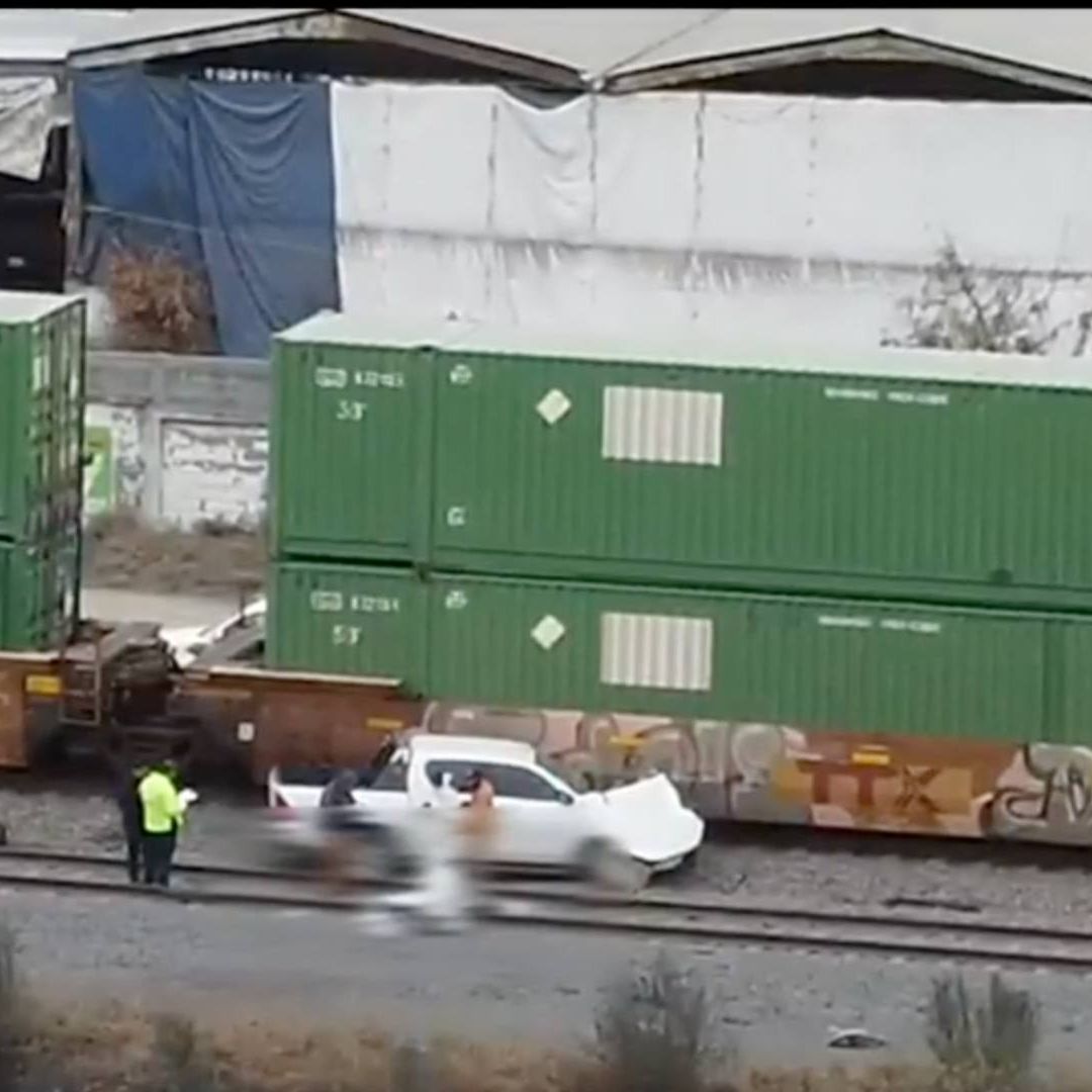 Conductor Muere Tras Intentar Ganarle Paso al Tren en Escobedo, NL