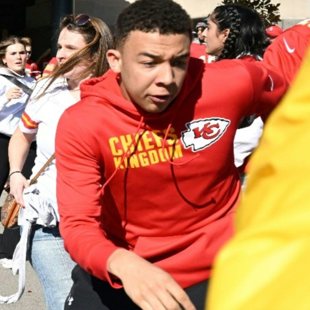 Huyen cientos de personas por balacera después del desfile de la victoria del Super Bowl de los Chiefs, en Kansas City