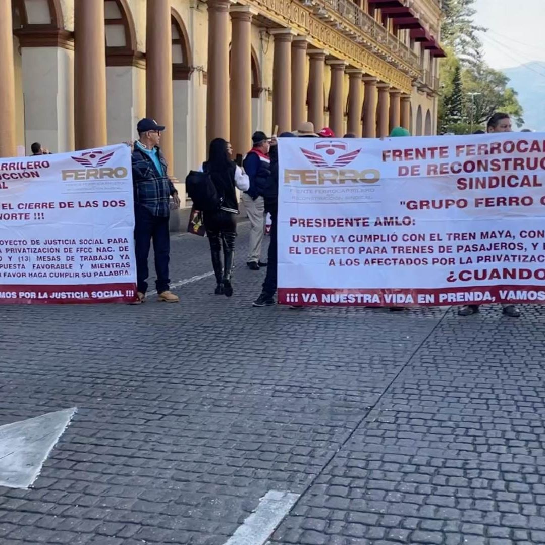 Ferrocarrileros bloquean centro de Xalapa