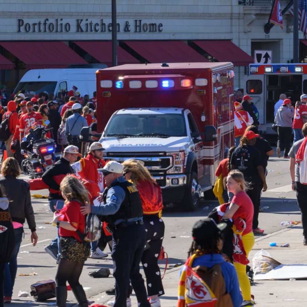 Autoridades de Kansas City reportaron una persona muerta por tiroteo durante festejos por el título de Chiefs. Foto: AP