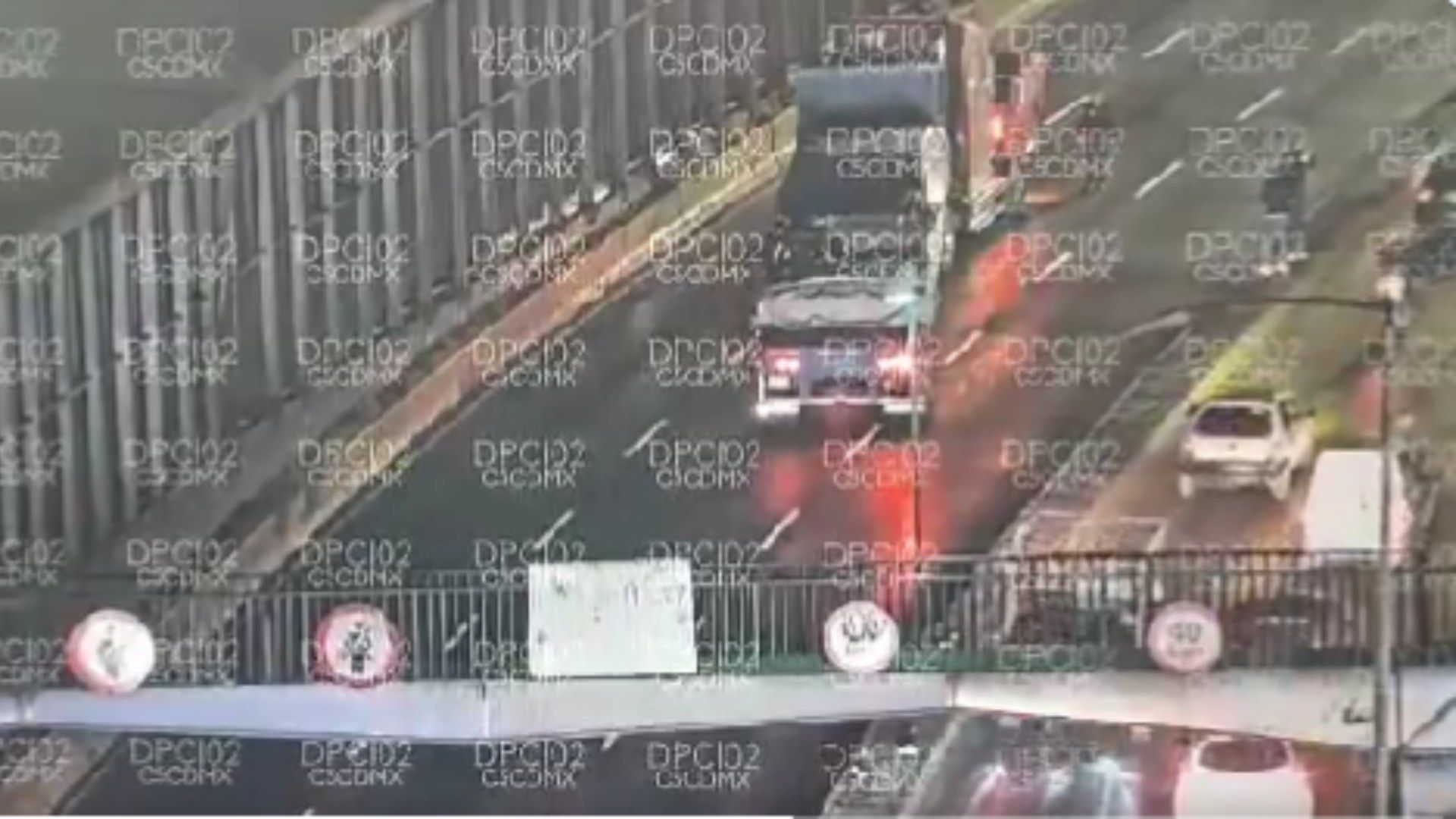 Tráiler descompuesto en carriles centrales del Circuito Interior