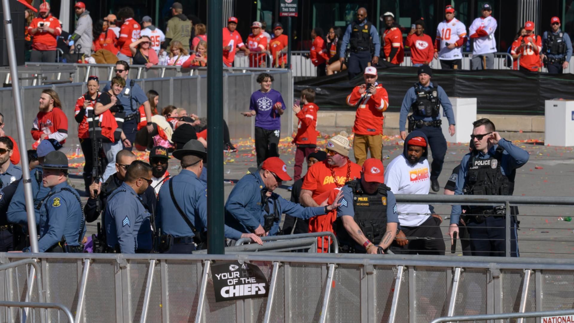 Valientes aficionados ayudaron a la policía de Kansas City a identificar a uno de los sospechosos del tiroteo. Foto: AP
