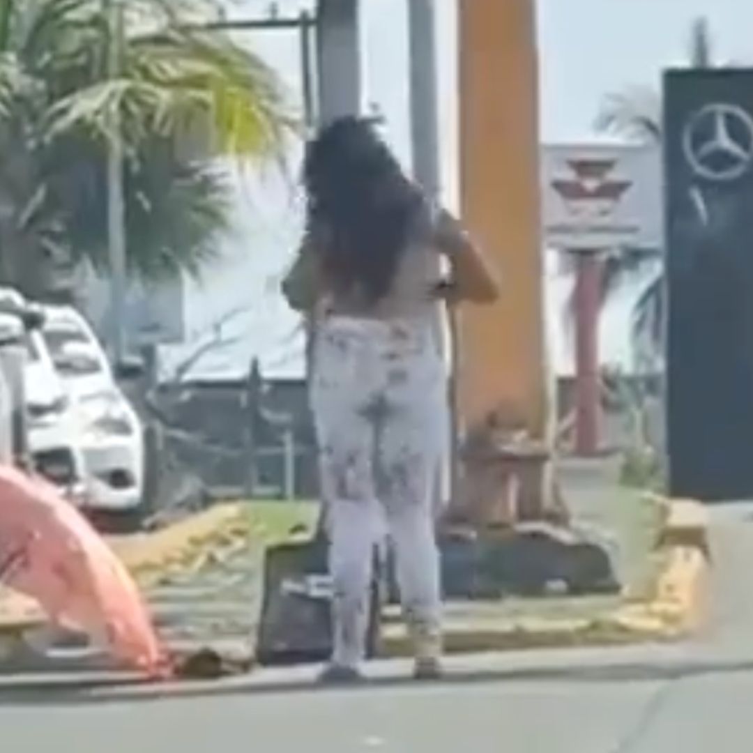 Sorpresivamente una mujer se desnuda en cruce vehicular de Boca del rio y se hace viral