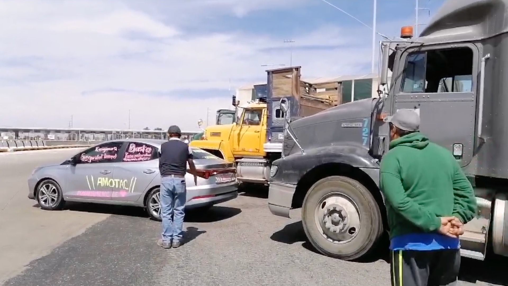 Transportistas de AMOTAC exigen mayor seguridad en carreteras federales de México.