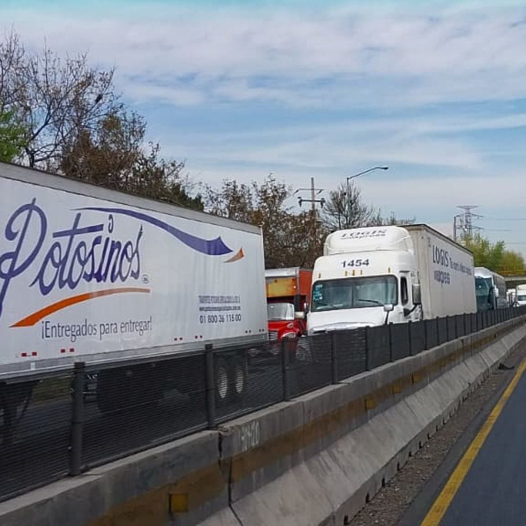 Caravana de transportistas en la autopista México-Querétaro
