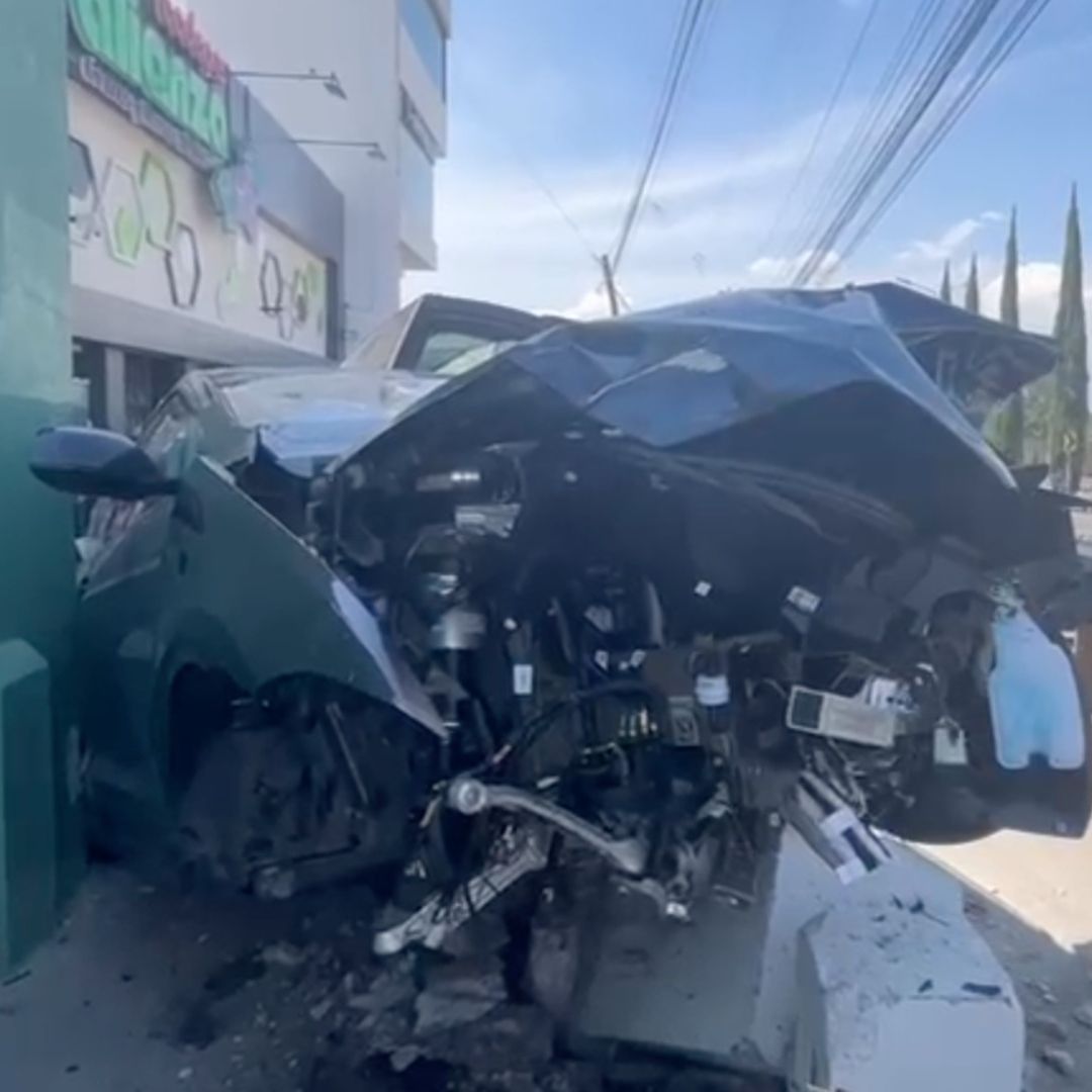 Tesla Nuevo Destrozado por Choque en la Curva de Zavaleta, Puebla
