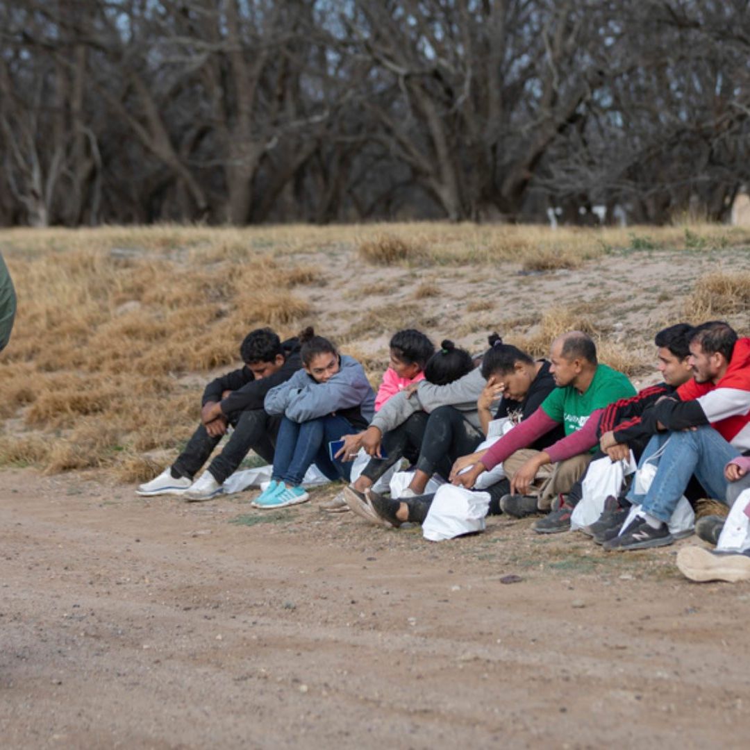 Los encuestados demócratas y conservadores no se ponen de acuerdo sobre las medidas que ayudarían a resolver la situación. Foto: AP