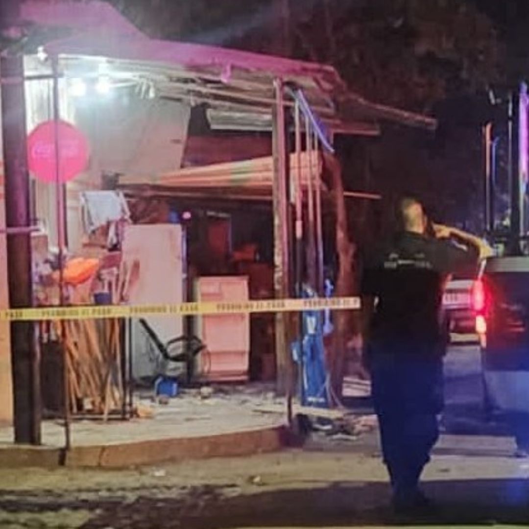 Una de las explosiones fue al exterior de una tienda de abarrotes, en Tecomán, Colima.