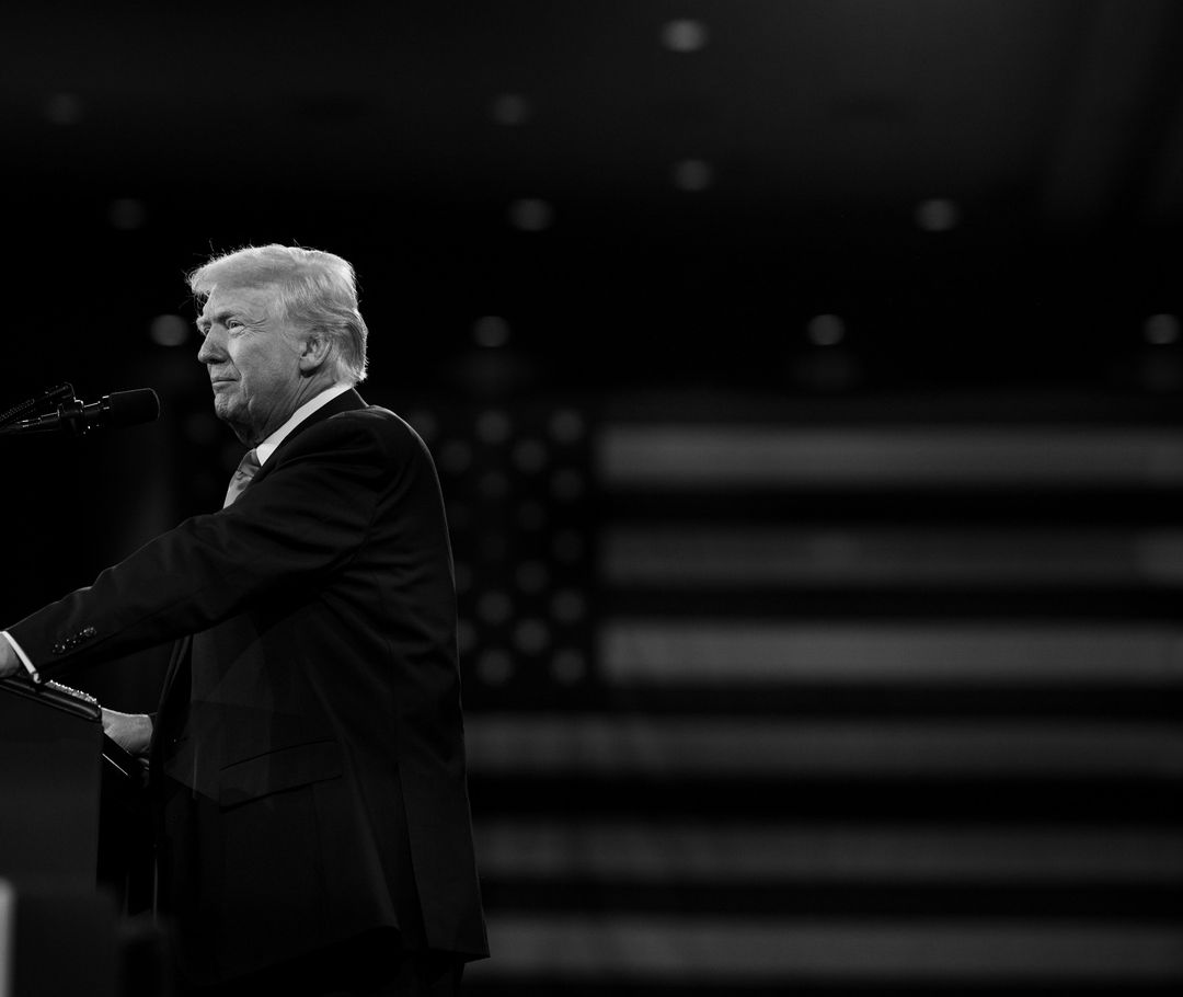 Donald Trump habla frente a una bandera de Estados Unidos