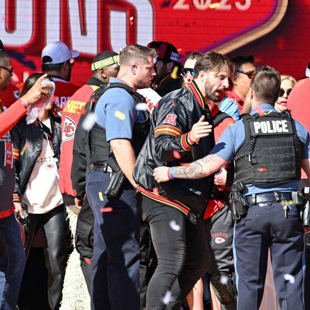 Policías despejan el área luego de tiroteo durante desfile en Kansas City