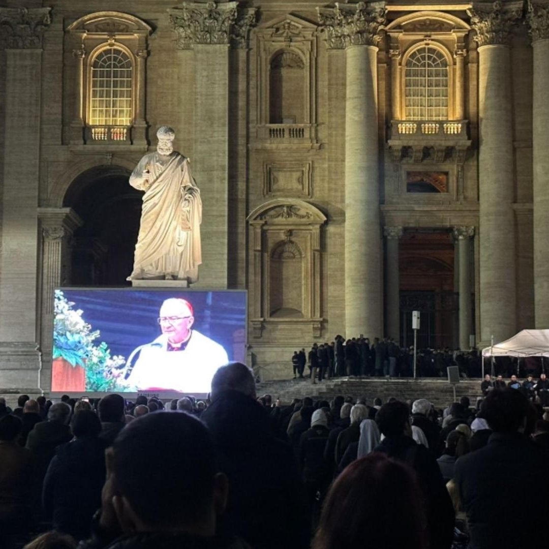 El cardenal y secretario de Estado vaticano, Pietro Parolin, presidió la oración del rosario por la salud del papa Francisco en la Plaza de San Pedro. Foto: X @MLJHaynes