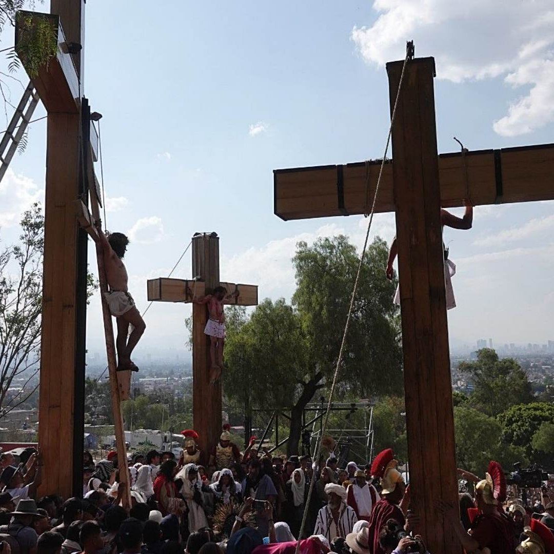 Representación de la crucifixión de Jesús en el Cerro de la Estrella