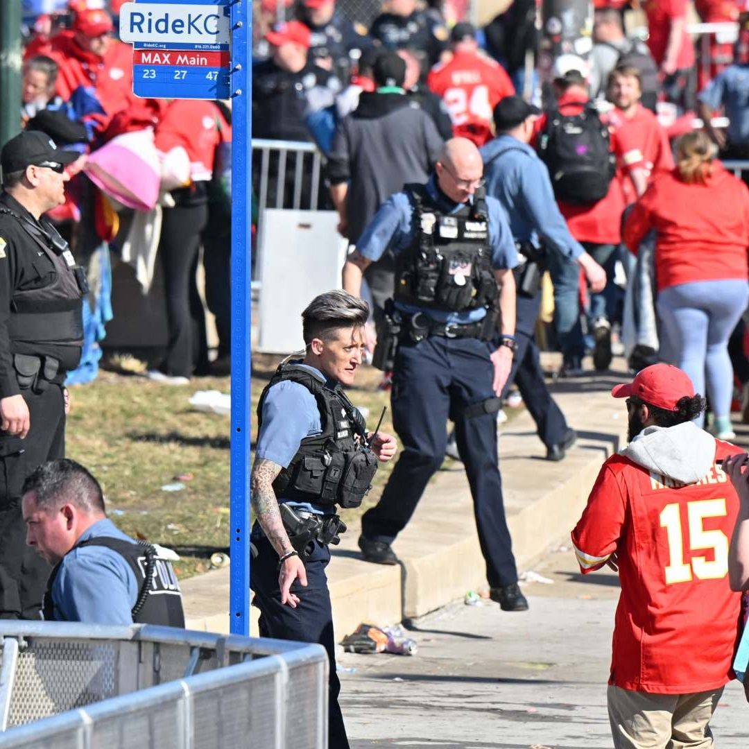 Policía de Kansas City en el lugar del tiroteo durante desfile por Super Bowl