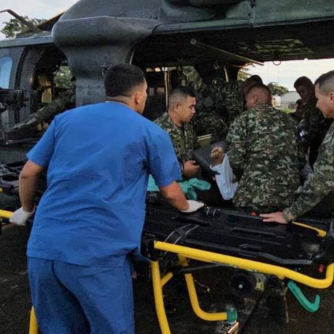Personal de rescate trasladó por la vía aérea a los soldados accidentados en Nariño, Colombia.