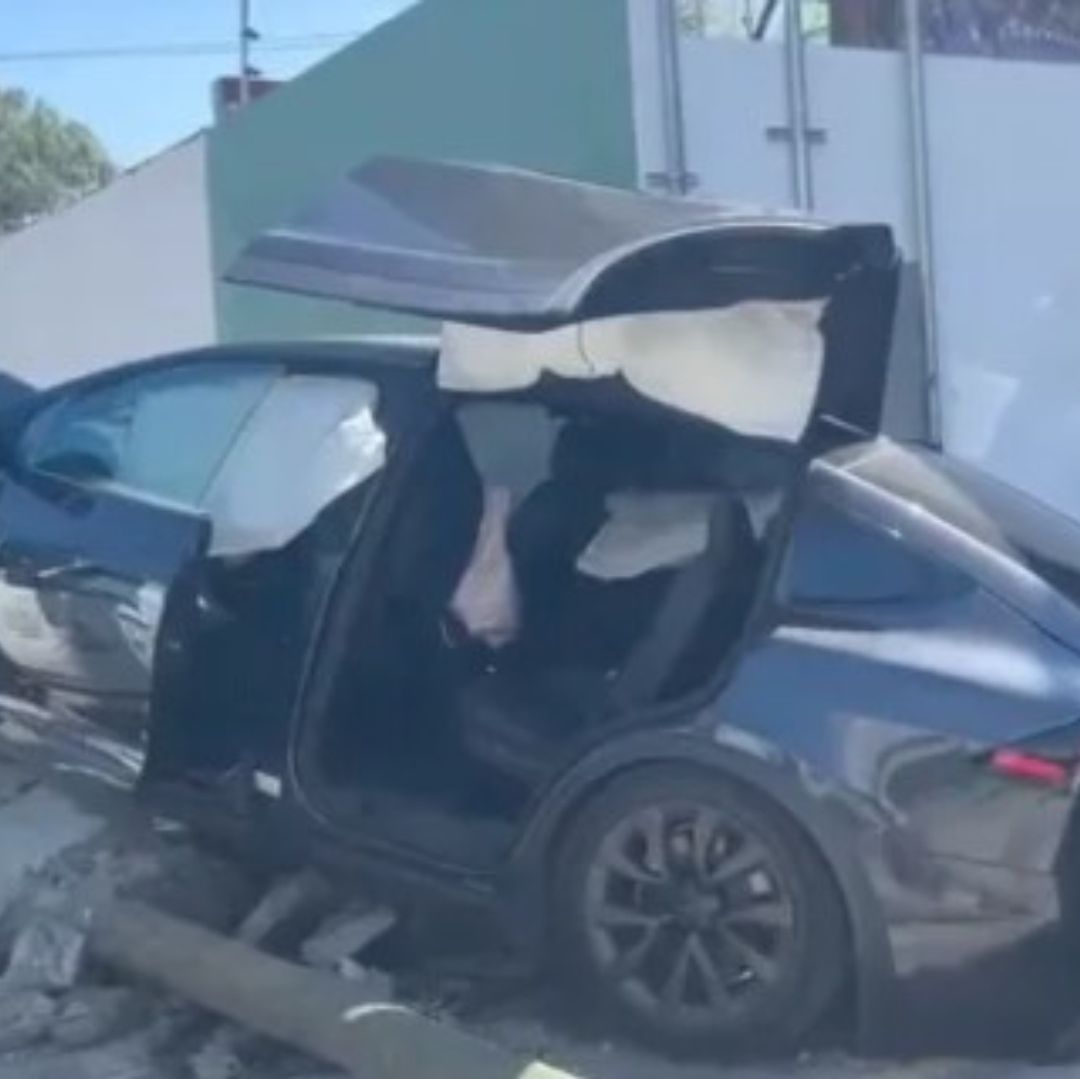 ¡No Duró una Vuelta! Conductor Destruye su Lujoso Tesla al Salir de la Agencia en Puebla
