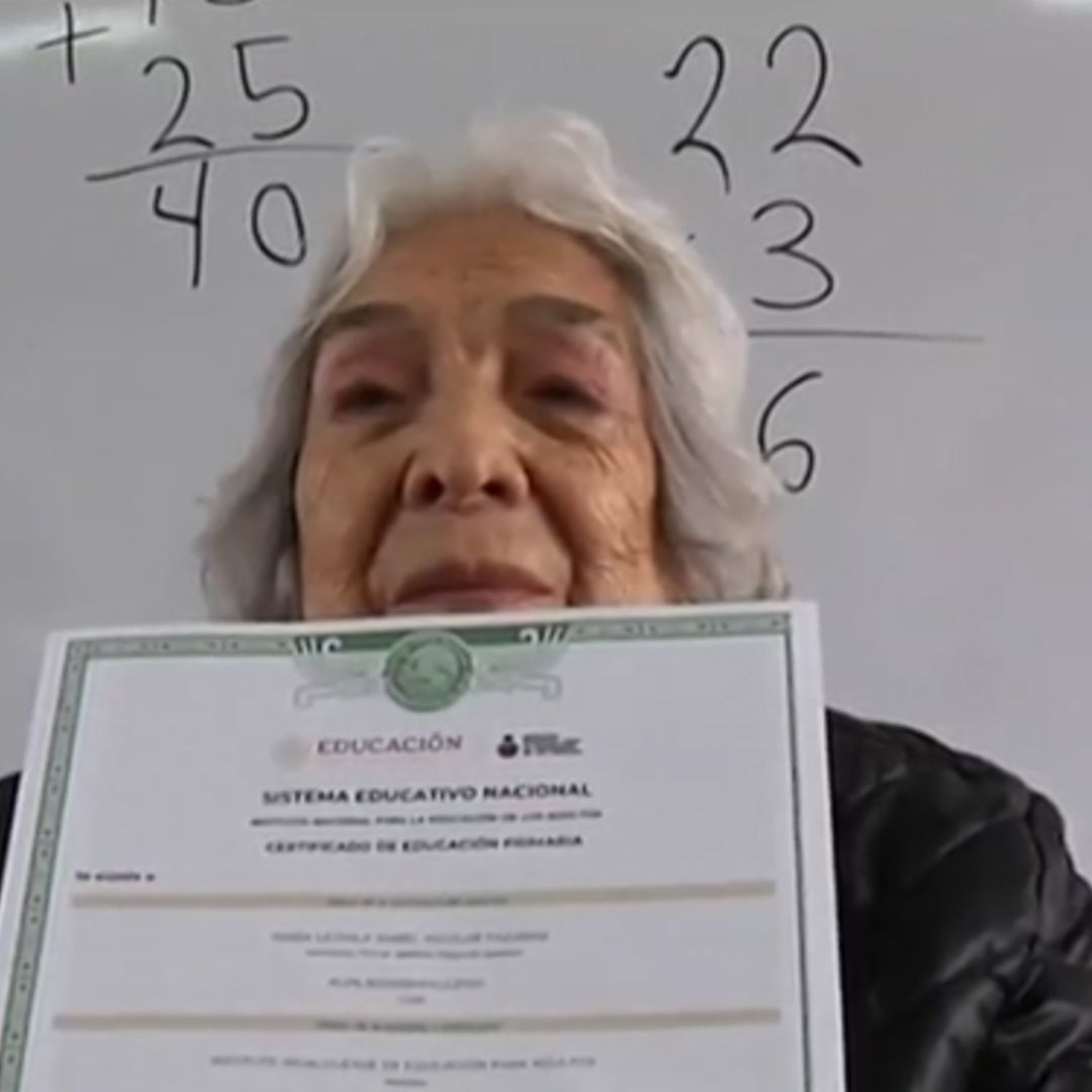 Mujer Acaba la Primaria a los 95 Años en Hidalgo; "Si Dios me Presta Vida Hago la Secundaria