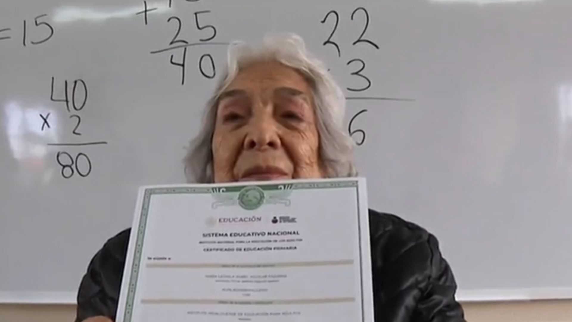 Mujer Acaba la Primaria a los 95 Años en Hidalgo; "Si Dios me Presta Vida Hago la Secundaria