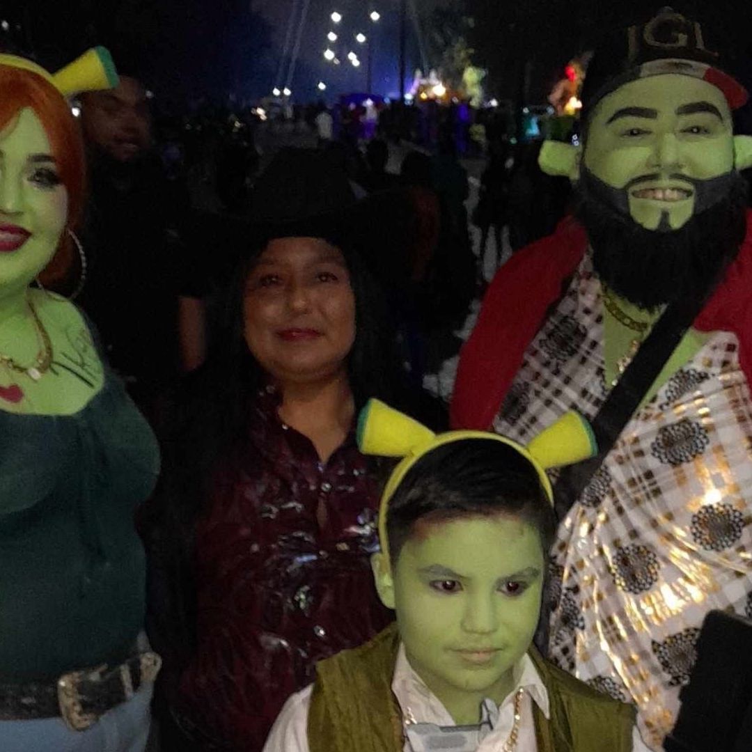 Familia se disfraza de Shrek para carnaval de Tampico