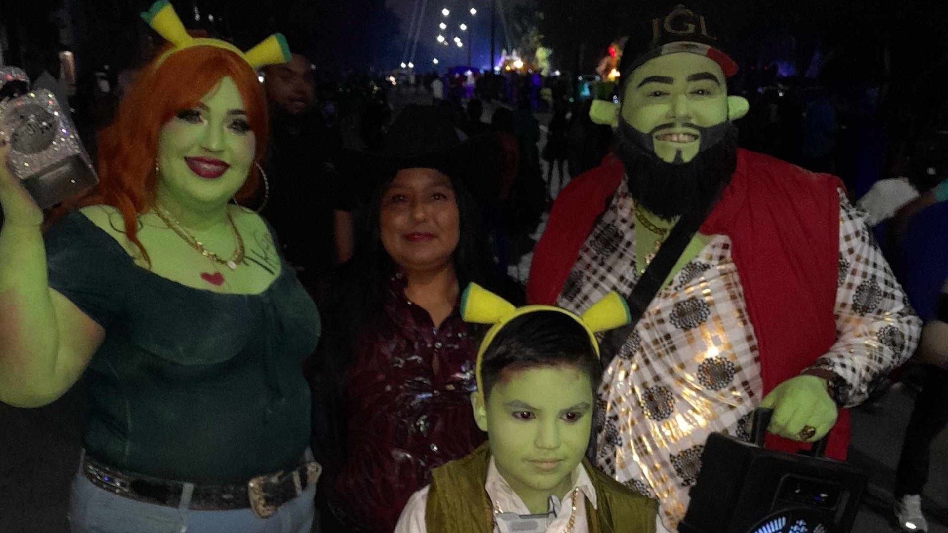Familia se disfraza de Shrek para carnaval de Tampico