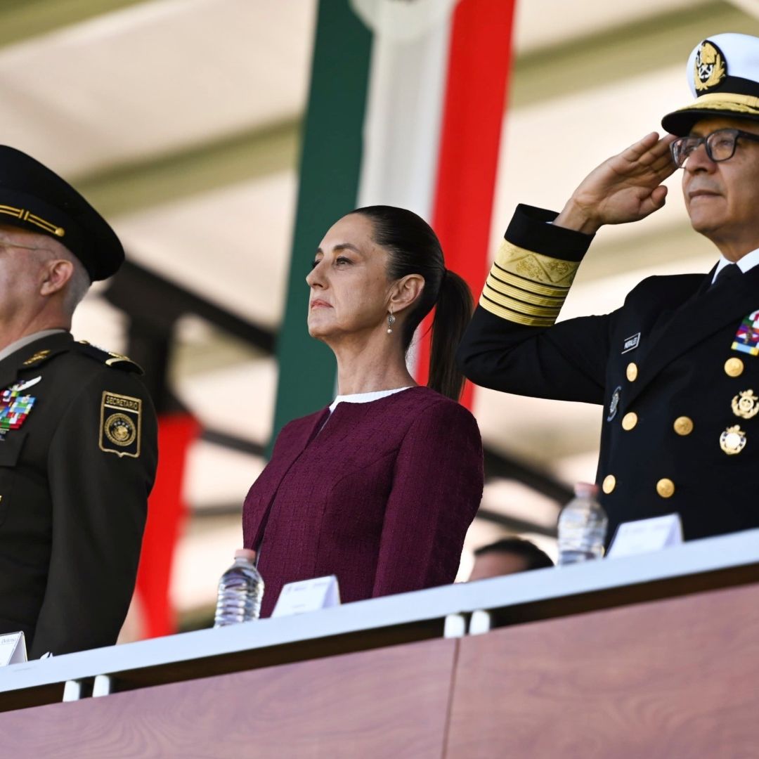 Ricardo Trevilla, Claudia Sheinbaum y Raymundo Pedro Morales en el Día de la Bandera 2025