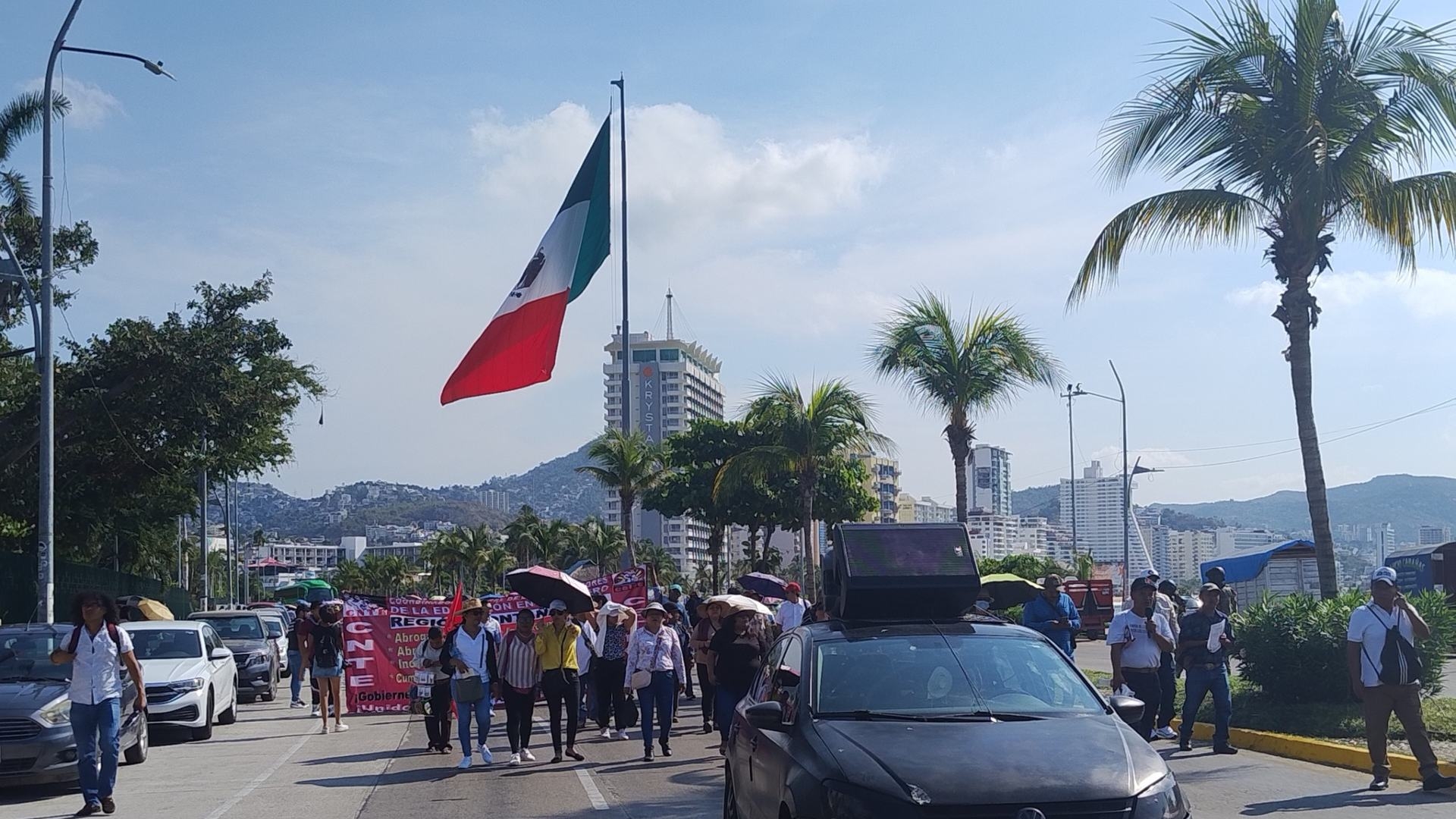 Maestros Marchan en Acapulco, Guerrero, para Exigir Mejoras Salariales