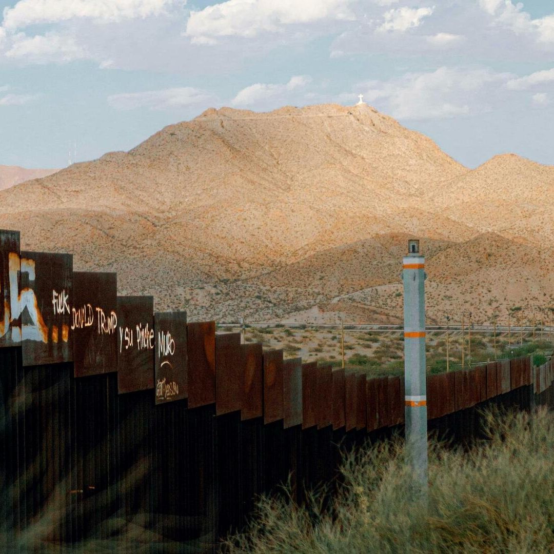 Traficantes de Personas Arrojan a Mujer Desde lo Alto de Muro Fronterizo a Estados Unidos