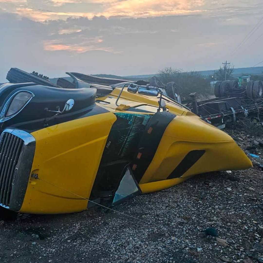 Auxilian a Conductor tras Volcarse Cerca del Ejido El Centauro en González, Tamaulipas