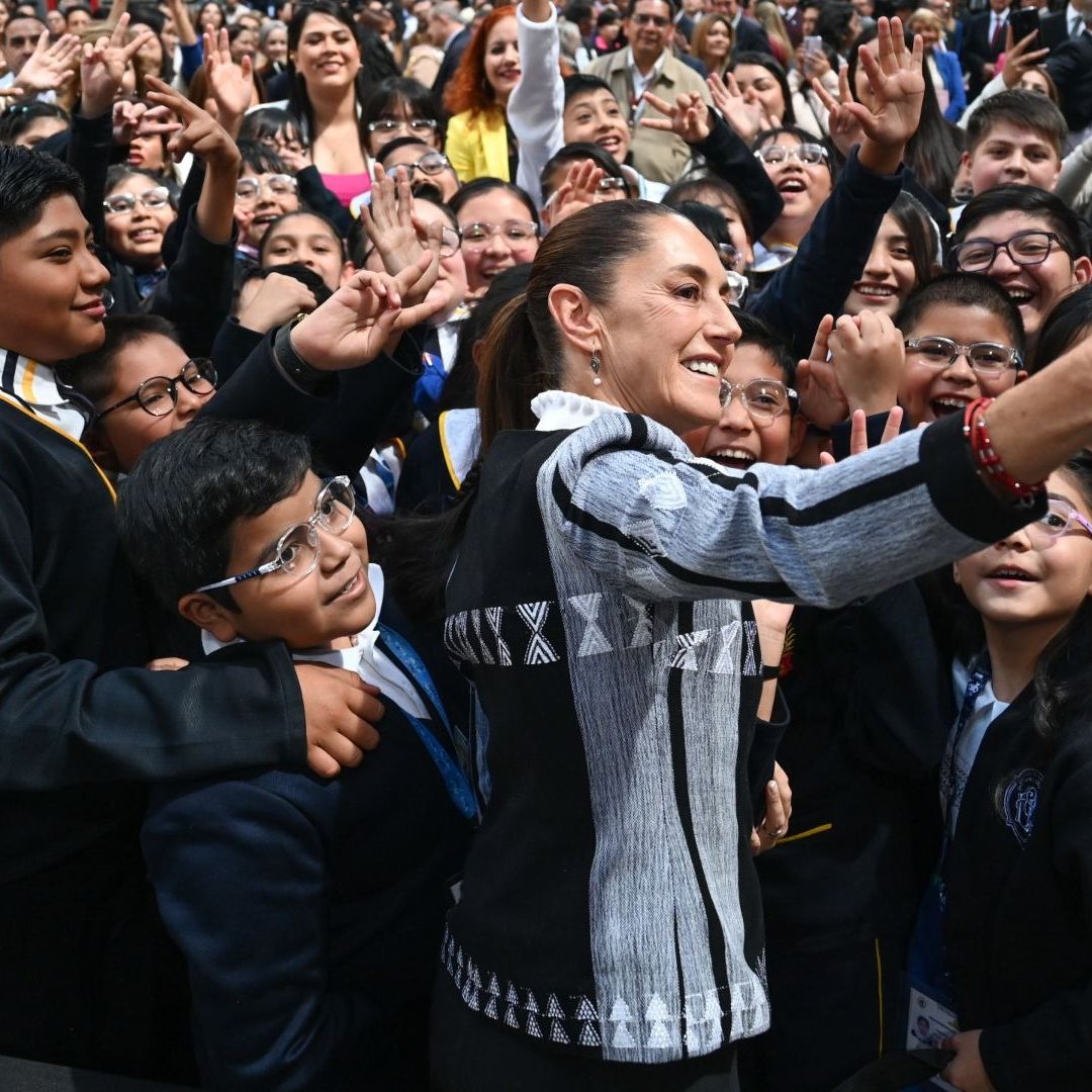Claudia Sheinbaum, presidenta de México, se toma una selfie con estudiantes de educación básica durante la presentación de la estrategia "Vive saludable, vive feliz".