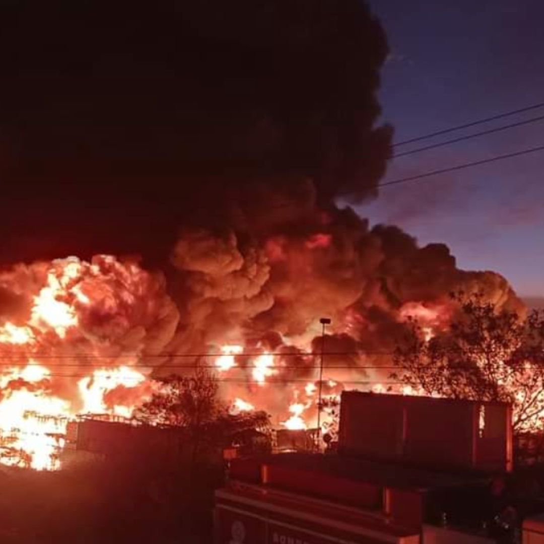 Incendio en un corralón en la carretera México-Tuxpan en Hidalgo