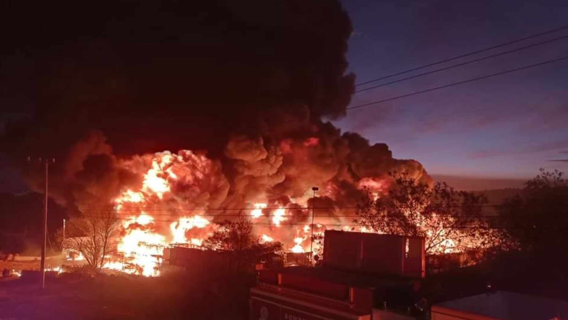 Incendio en un corralón en la carretera México-Tuxpan en Hidalgo