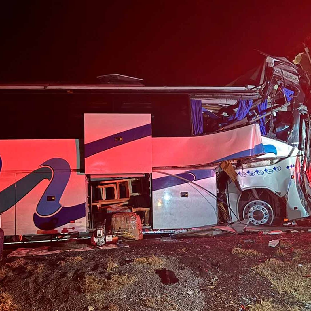 Autobús de Pasajeros Colisiona Contra Tráiler en el Tramo Carretero Victoria - Zaragoza